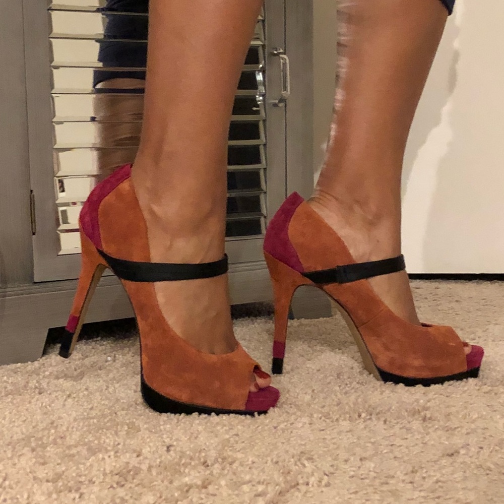 Jessica Simpson suede peek a boo MJ pump